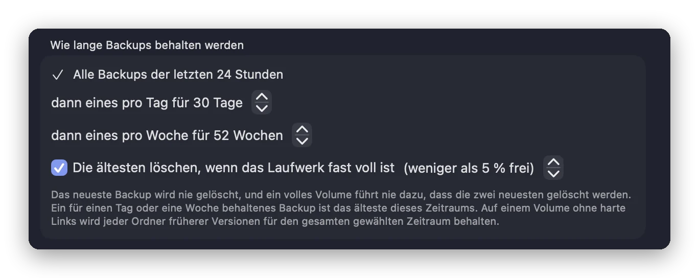 Die Einstellungen „Wie lange Backups behalten werden“: alle Backups der letzten 24 Stunden, dann eines pro Tag für 30 Tage, dann eines pro Woche für 52 Wochen, und die ältesten werden gelöscht, wenn das Laufwerk fast voll ist