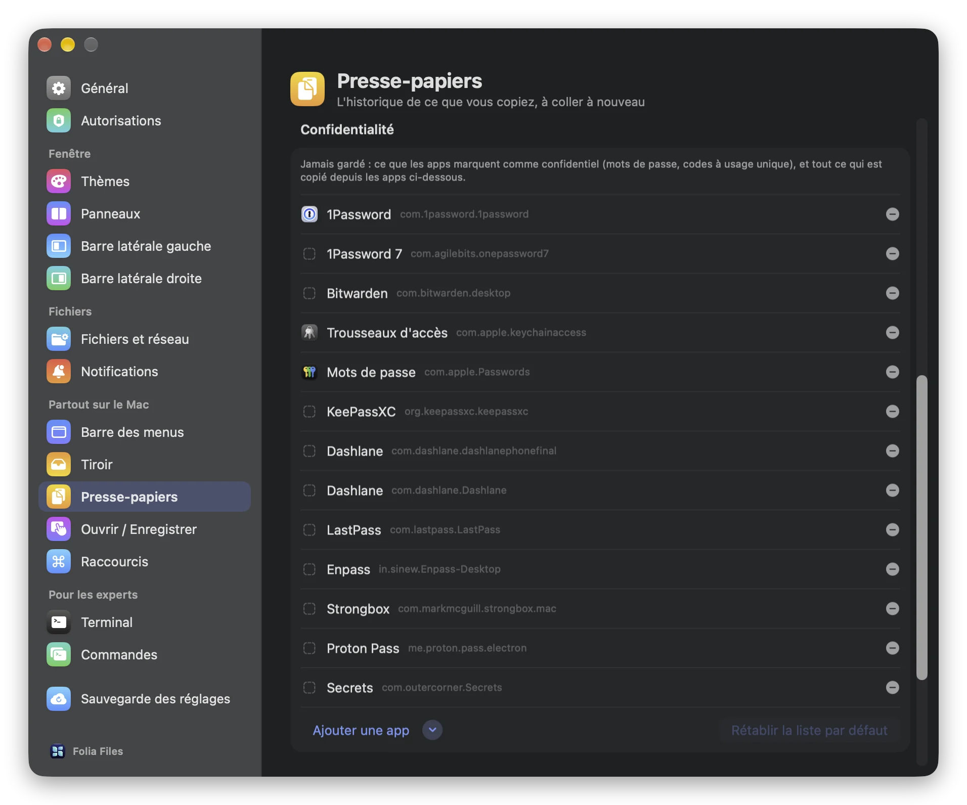 La section Confidentialité de Réglages › Presse-papiers : gestionnaires de mots de passe ignorés d'office, et le bouton pour ajouter une autre app